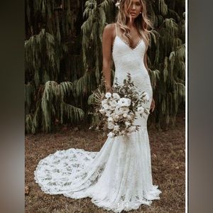 Beach wedding dress. Mermaid style lace dress